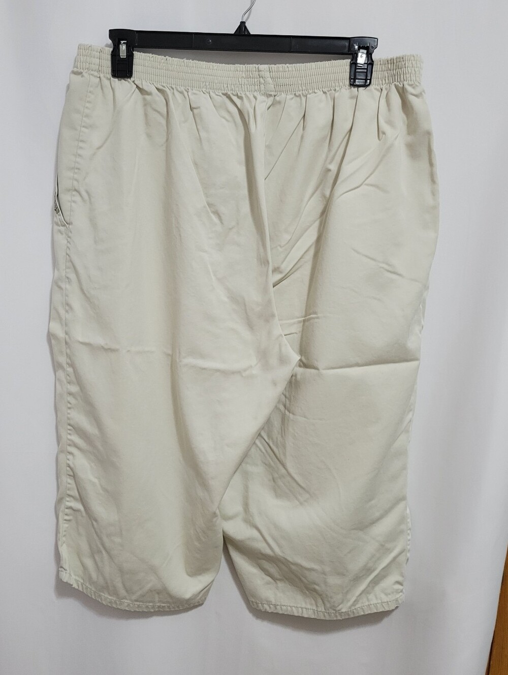 Vtg. Chic Light Beige Elastic Waist Capri Pants. Size 24W - Picture 2 of 3